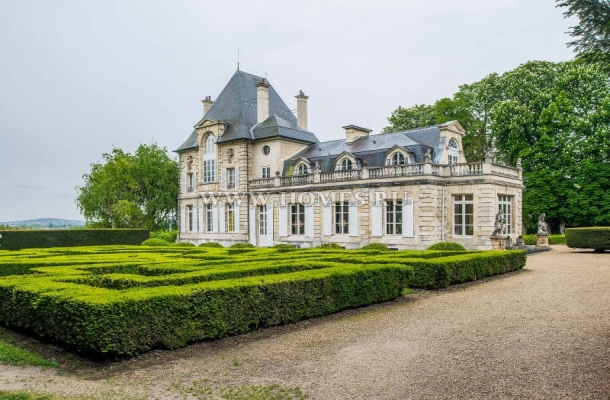 Чудесный замок во Франции